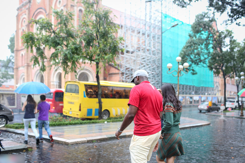 Huyền thoại Arsenal mặc áo dài, đội nón lá Việt Nam